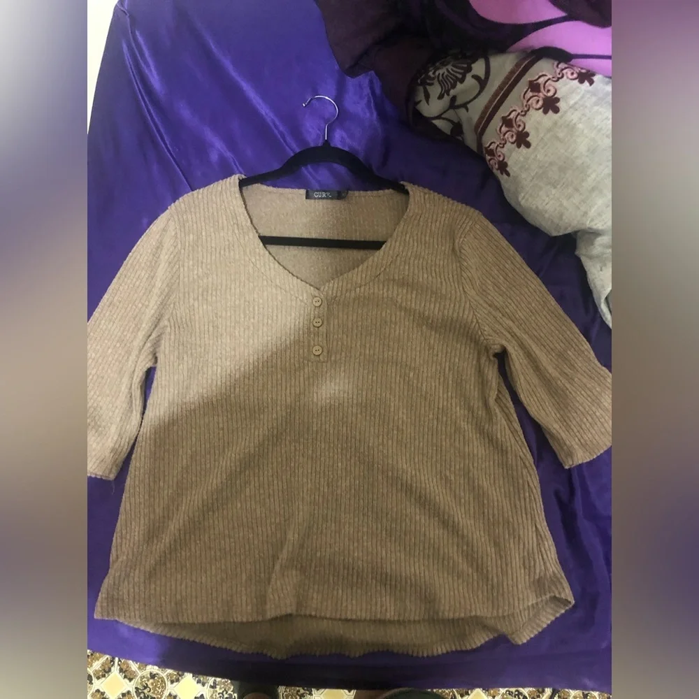 Tan sweater perfect for fall 🍁 - Picture 4 of 4